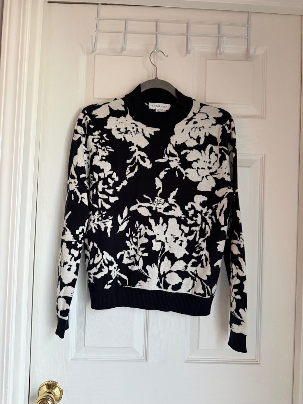 Amour Vert Black White Floral Knit Sweater Long Sleeve Crewneck